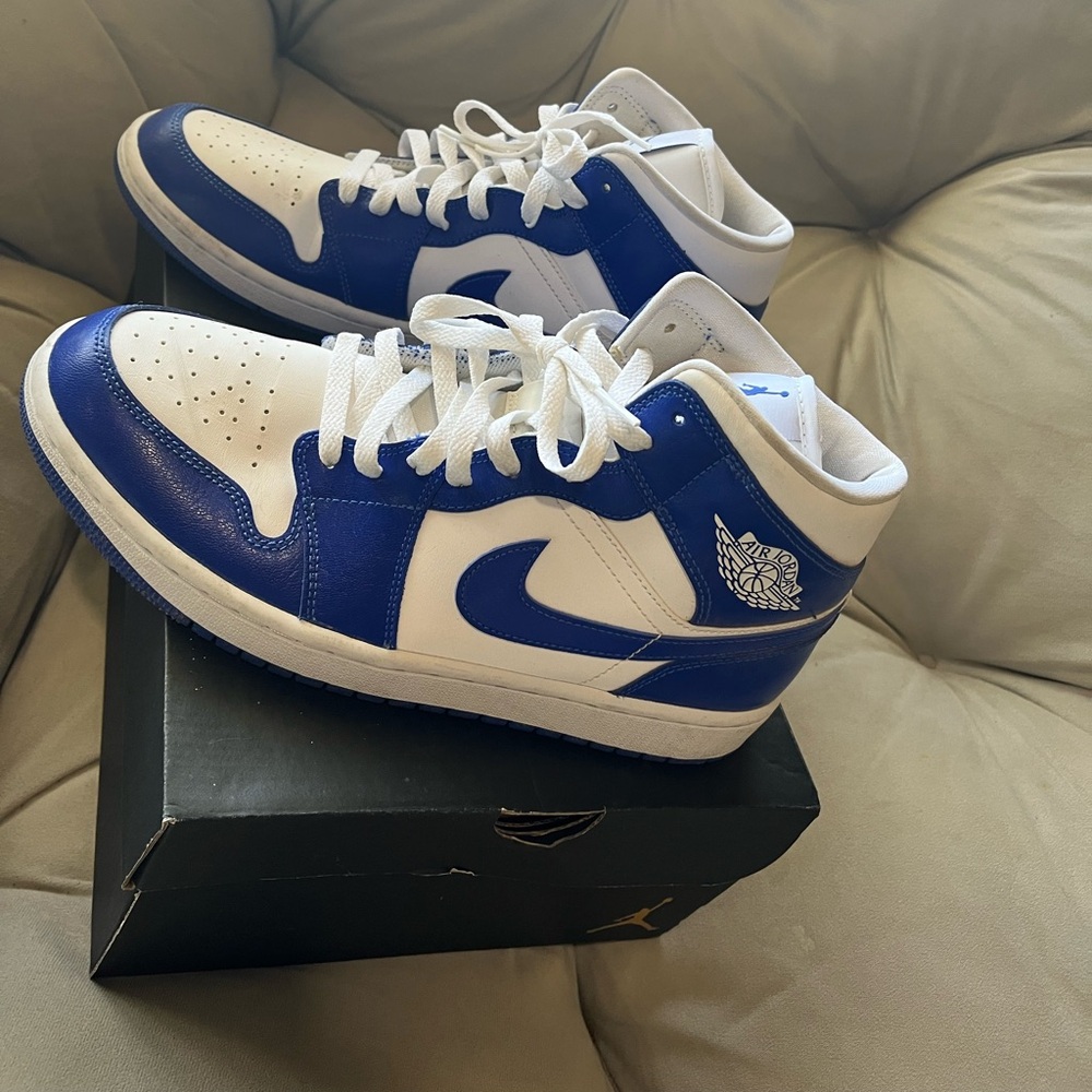 Jordans 1 - Classic Blue and white mens 9.5